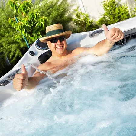 Kendal Gold Chalet + Hot Tub @ Solway Village Campsite *