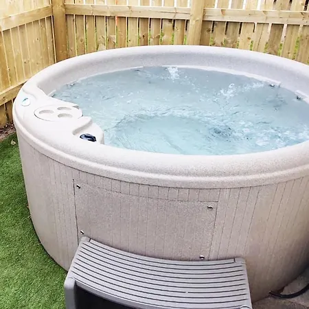 Campsite Kendal Gold Chalet + Hot Tub @ Solway Village